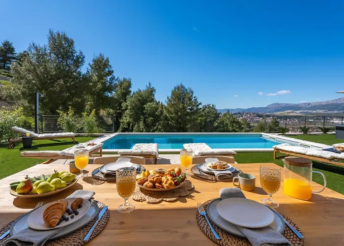 Sunset Split Overviewing Split And Bay ヴィラ ポドストラナ